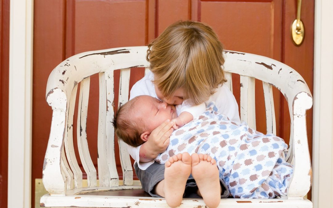 Conceden a un padre la custodia compartida de su hijo para que pase más tiempo con su hermana
